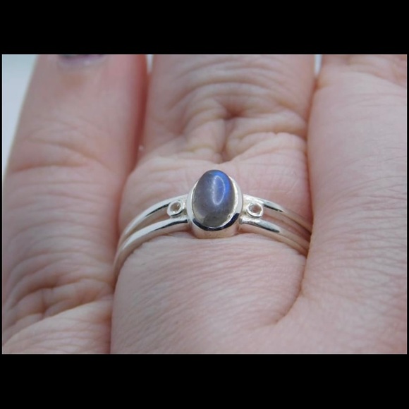 Jewelry - Lovely Sterling Silver Labradorite Ring